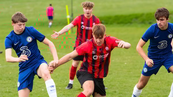 Estudiantes del Varndean College juegan un partido de fútbol en el campo deportivo.