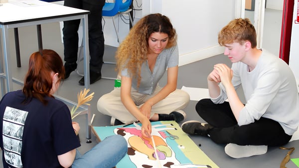 Un grupo de estudiantes trabaja en conjunto en una actividad en una mesa en el Varndean College.