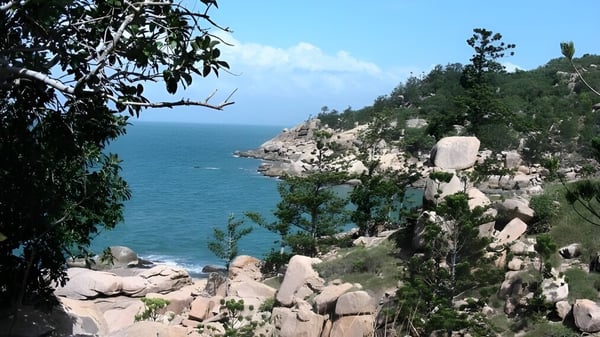 Vista de acantilados rocosos y el mar turquesa en el paisaje cerca del Varsity College.