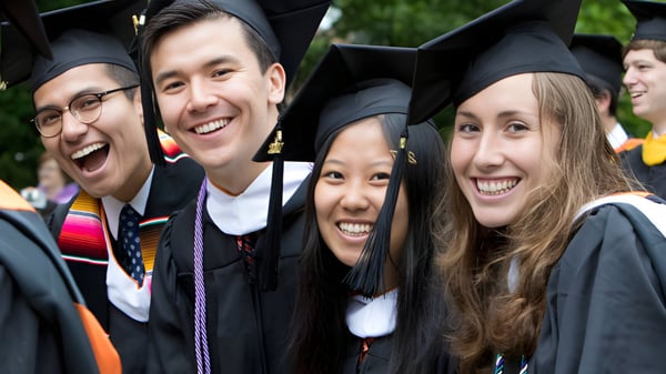 Un grupo de graduados del Varsity College está afuera en ropa académica frente a un fondo verde.