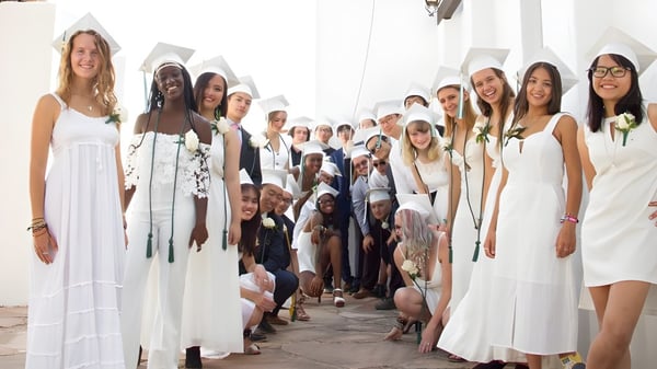 Un grupo diverso de estudiantes de la Verde Valley School se reúne en un estudio luminoso con paredes blancas.
