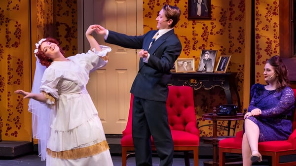 Estudiantes de la Vernon Township High School bailan en el salón decorado festivamente durante una noche de baile formal.