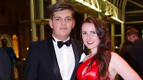 Una pareja vestida de forma formal posa junta en un evento en el campus de la Victor Harbor High School.