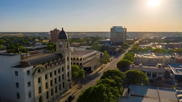 Vista del paisaje urbano con edificios históricos y modernos cerca de la Victoria Park High School al atardecer.