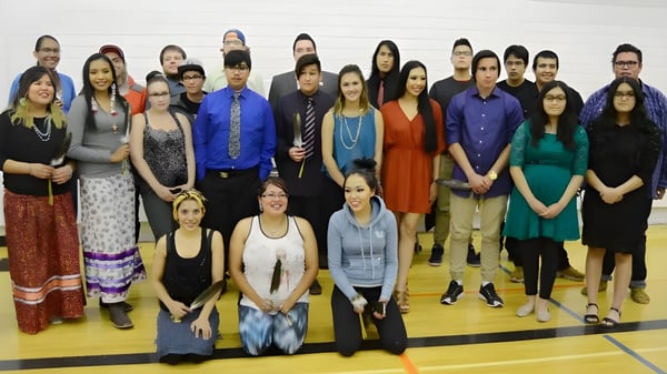 Un grupo de estudiantes se encuentra juntos en el gimnasio de la Victoria Park High School.