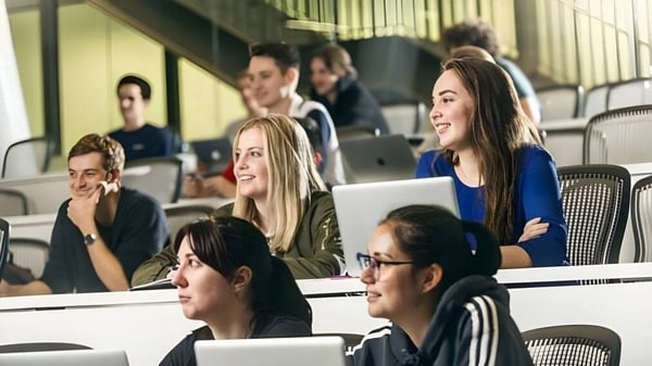 Un grupo de estudiantes discute juntos en un aula de la Victoria University of Wellington.