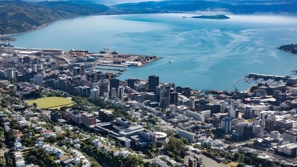 Vista de la ciudad costera con montañas y una gran bahía cerca de la Victoria University of Wellington.