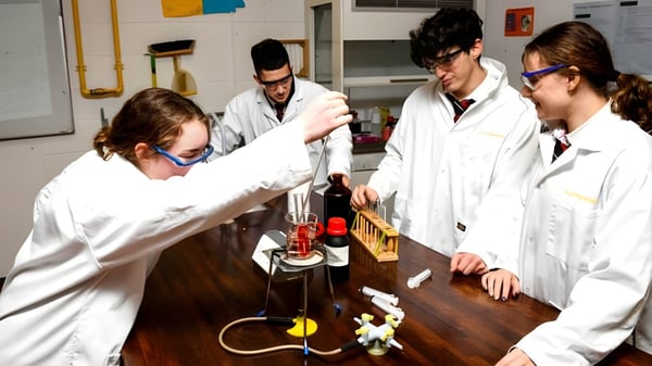 Un grupo de estudiantes de la Villiers School investiga dispositivos científicos en el laboratorio.