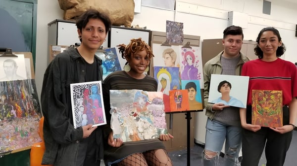 Un grupo de estudiantes muestra sus diversas obras de arte en el estudio de arte del Virginia Beach City Public School District.