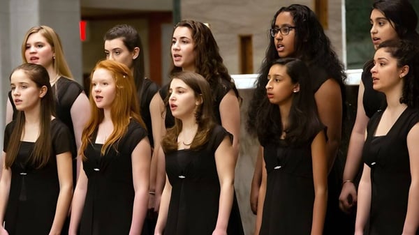 Un grupo de jóvenes mujeres están juntas en el pasillo del Virginia College.
