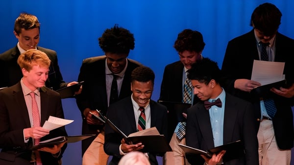 Un grupo de hombres en ropa formal en un evento profesional en el campus de la Virginia Episcopal School.