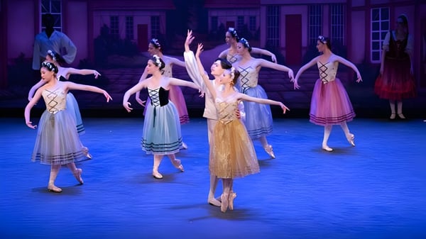 Estudiantes de la Walnut Hill School for the Arts realizan un ballet en un escenario con elementos arquitectónicos ricamente decorados y en trajes coloridos.