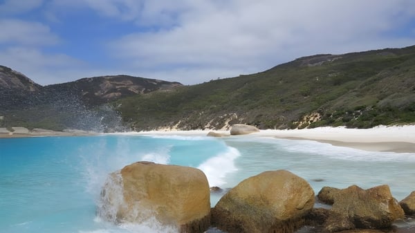 Una laguna turquesa con montañas rocosas circundantes en el terreno del Wanneroo Secondary College.