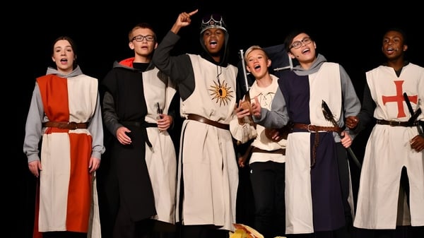 Estudiantes de la Wayland Academy representan una obra de teatro medieval en trajes históricos.