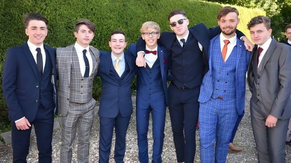 Un grupo de personas posa junto en un evento al aire libre en el campus de la Wells Cathedral School.