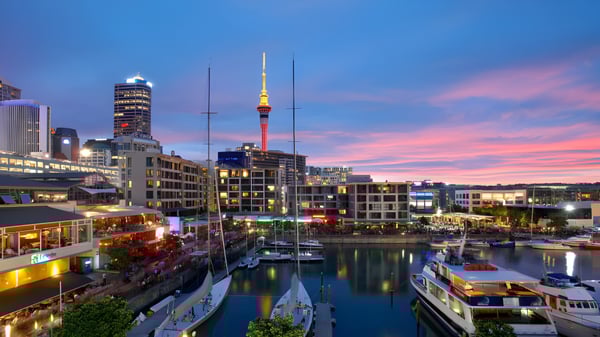 Vista del puerto con rascacielos y atardecer detrás del campus del Wesley College.
