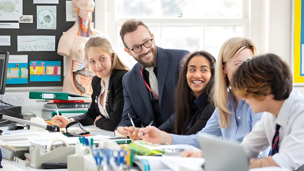 Un grupo de personas está teniendo una reunión en una oficina en el campus de la West Buckland School.