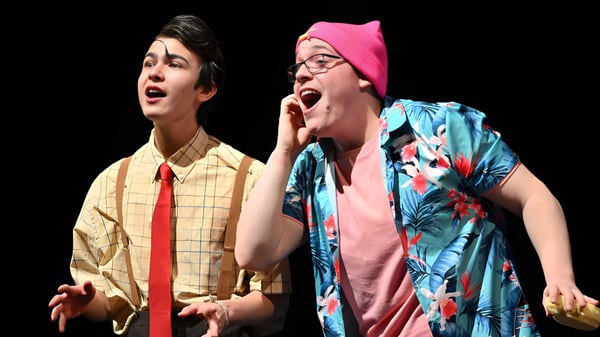 Dos actores realizan una actuación en el escenario de la West Ferris School.