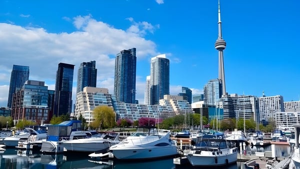 El puerto urbano con modernos rascacielos y una alta torre de comunicación al fondo en el campus del West Humber Collegiate Institute.