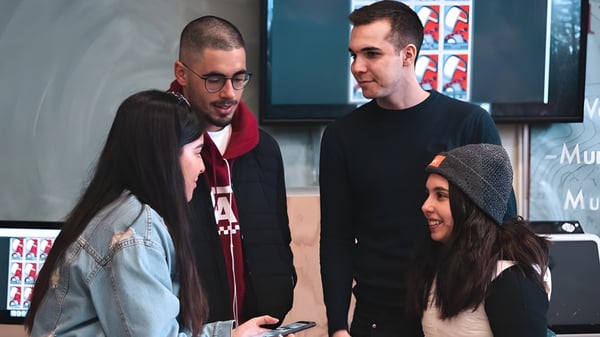 Un grupo de estudiantes interactúa juntos en el campus de la West Vancouver Secondary.