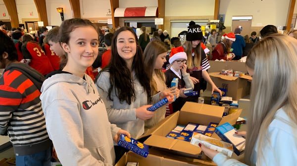 Un grupo de estudiantes se reúne en un área del Westgate Collegiate & Vocational Institute con varios objetos en primer plano.