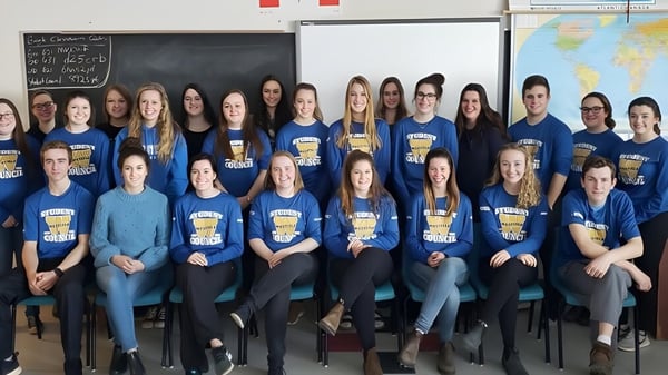 Estudiantes de la Westisle Composite High School están sentados en un aula con una pizarra al fondo.
