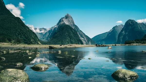 El tranquilo lago con montañas nevadas y bosques verdes se puede ver en los alrededores de la Westlake Girls High School.