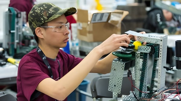 Un estudiante de la Westmount High School trabaja en el taller en un dispositivo electrónico.