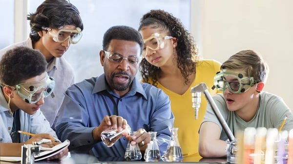 Un grupo de estudiantes trabaja en conjunto en un proyecto científico en el laboratorio de la Westonbirt School.