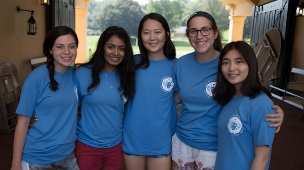 Cinco estudiantes de la Westover School están al aire libre frente a un edificio y sonríen juntas.