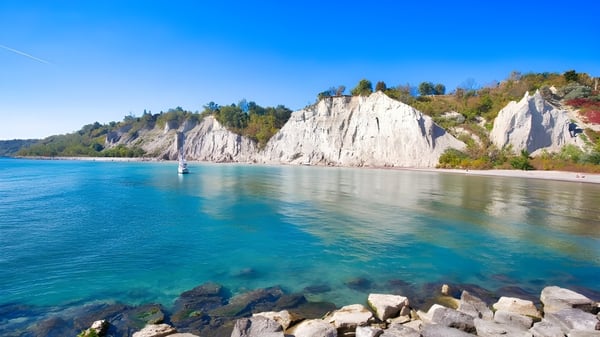 El paisaje costero natural con acantilados blancos y agua turquesa en los alrededores de la Westview Freedom Academy.