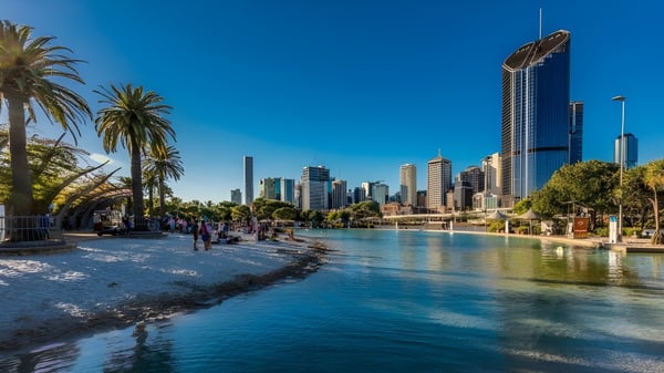 Vista de la ribera con palmeras y modernos rascacielos cerca del Whites Hill State College.