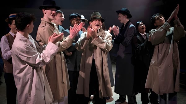 Un grupo de estudiantes de la Whitgift School lleva largas túnicas y sombreros durante una actuación.