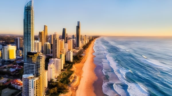 Toma aérea de la costa con rascacielos y playa cerca de la Whitsunday Anglican School.