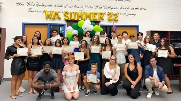 Un grupo de alumnas y alumnos de la William Academy está con certificados frente a un banner del festival de verano 2022.