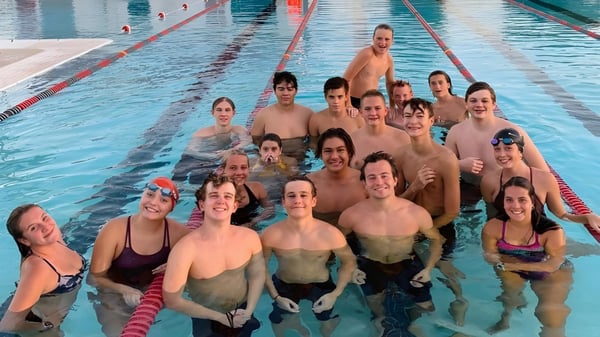 Estudiantes de la Williams Field High School utilizan la piscina cubierta para actividades de natación.