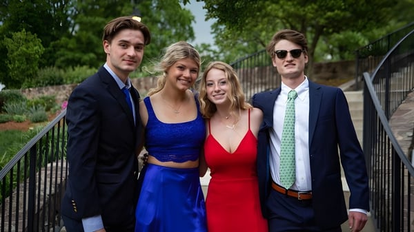 Un grupo de cuatro jóvenes adultos posan en el jardín del terreno de la Williston Northampton School.