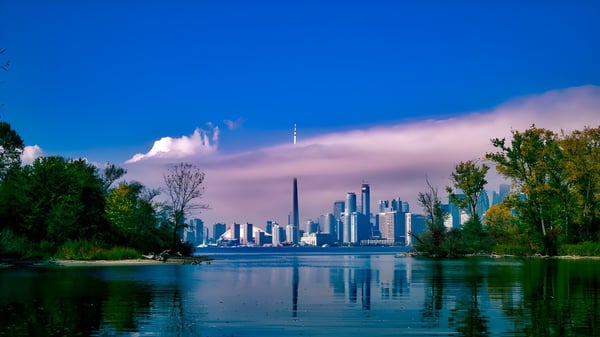 El tranquilo lago refleja los rascacielos y el entorno verde cerca de la WillowWood School.