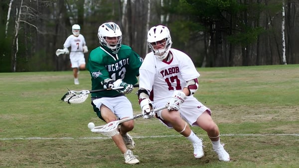 Dos estudiantes de lacrosse corren en el campo deportivo de la Winchendon School en New York City.