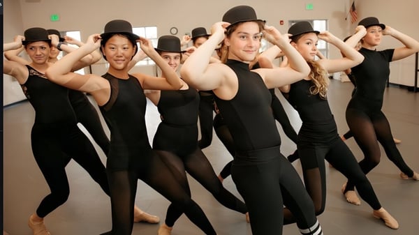 Un grupo de estudiantes de la Windermere Preparatory School posan en el estudio de danza con vestimenta de baile negra.