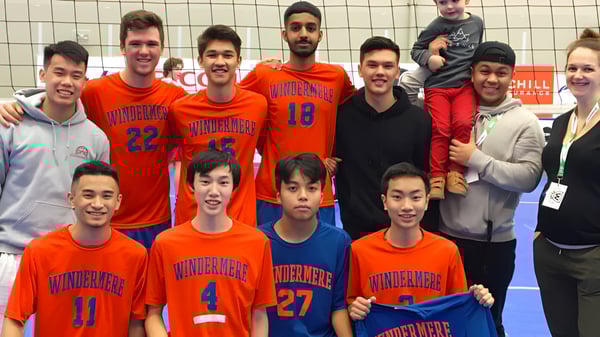 Un grupo de estudiantes de la Windermere Secondary School posan en ropa deportiva en un gimnasio.