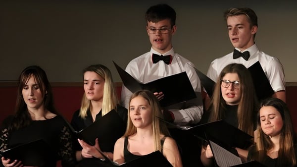 Un grupo de estudiantes de la Wisbech Grammar School canta juntos en una actuación.