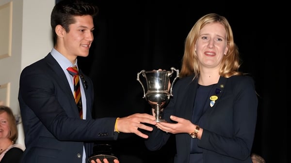 Dos personas sostienen un trofeo juntas en un evento oficial de la Wisbech Grammar School.