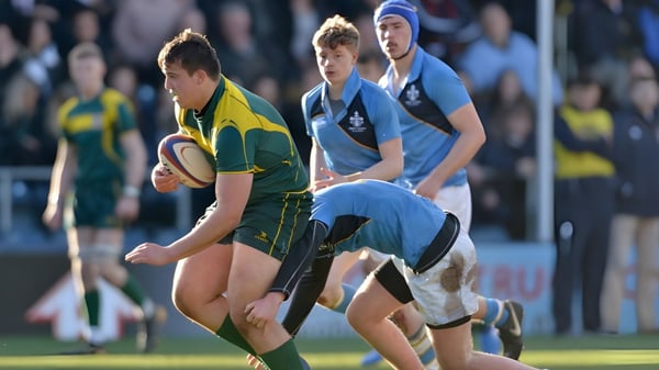 Un jugador de rugby lleva el balón durante un partido en el campo de la Woodhouse Grove School.