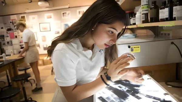 Una estudiante de la Woodward Academy está con una tablet en un café y se concentra en el dispositivo.