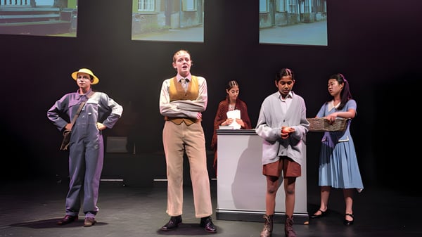 Un grupo de estudiantes de la Wycombe Abbey School está de pie frente a un fondo urbano.