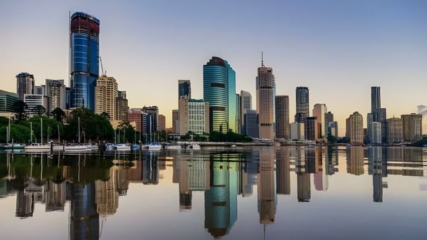 El moderno puerto con rascacielos de fondo se puede ver cerca de la Yeronga State High School.